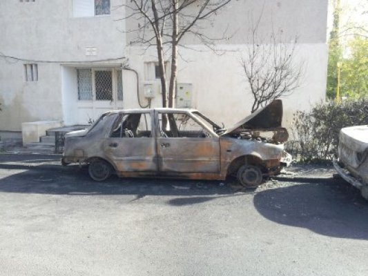 Incendiu devastator: cinci maşini s-au făcut scrum într-o parcare
